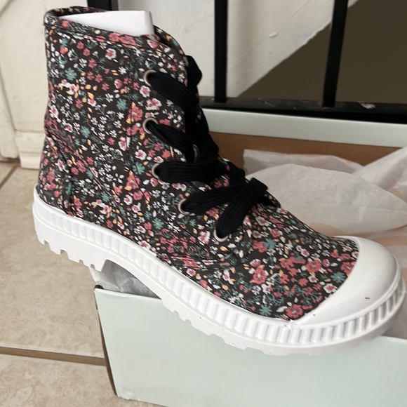 SO® Dragonfruit Women's Ankle Boots
by SO - Picture 2 of 7